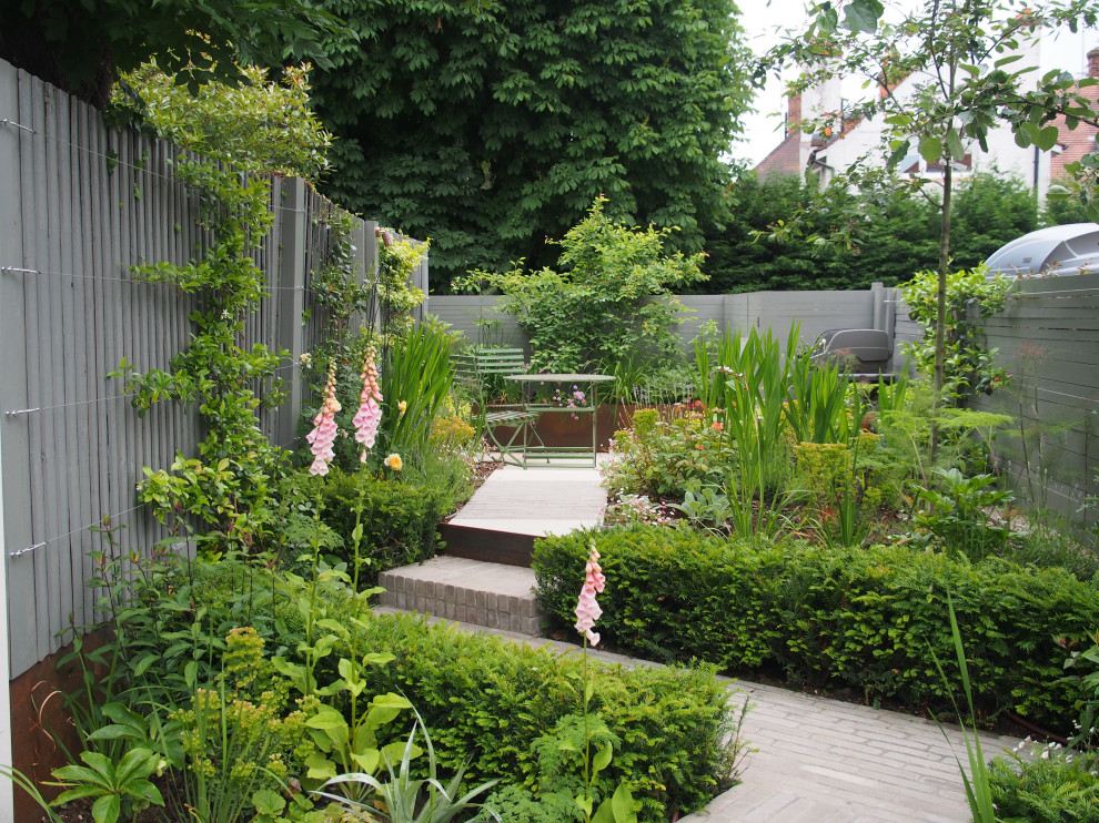 Design ideas for a small contemporary backyard garden in London with brick pavers.