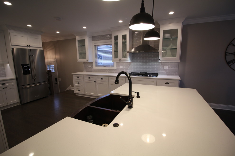 Example of a transitional kitchen design in Chicago