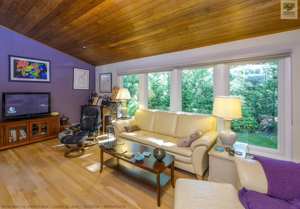 Aménagement d'un salon de taille moyenne et fermé avec un mur violet, parquet clair, une cheminée standard, un téléviseur indépendant, un sol beige et un plafond en lambris de bois.