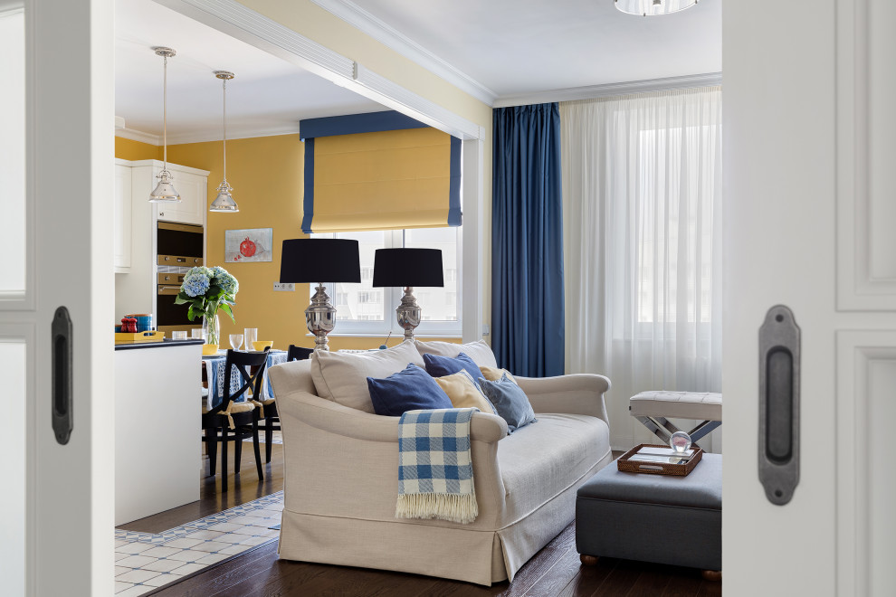 Пример оригинального дизайна: большая объединенная гостиная комната в белых тонах с отделкой деревом в стиле неоклассика (современная классика) с с книжными шкафами и полками, бежевыми стенами, паркетным полом среднего тона, отдельно стоящим телевизором и коричневым полом