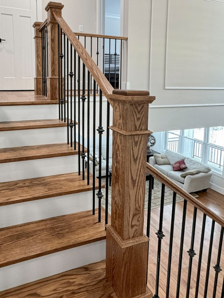 Aménagement d'un escalier courbe classique de taille moyenne avec des marches en bois, des contremarches en bois et un garde-corps en matériaux mixtes.