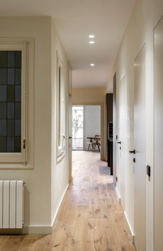 Источник вдохновения для домашнего уюта: коридор среднего размера в стиле модернизм с бежевыми стенами, полом из ламината и коричневым полом