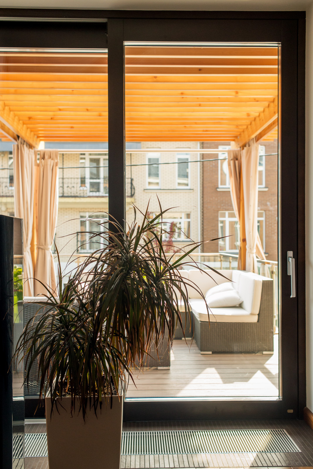 Современное остекление на Остафьевской (дерево-алюминиевые окна)