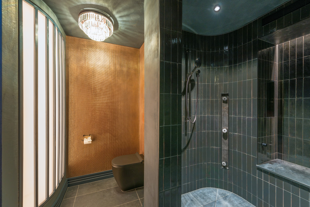 На фото: большая главная ванная комната в стиле фьюжн с зеленой плиткой, полом из цементной плитки, коричневым полом, встроенной тумбой и панелями на стенах