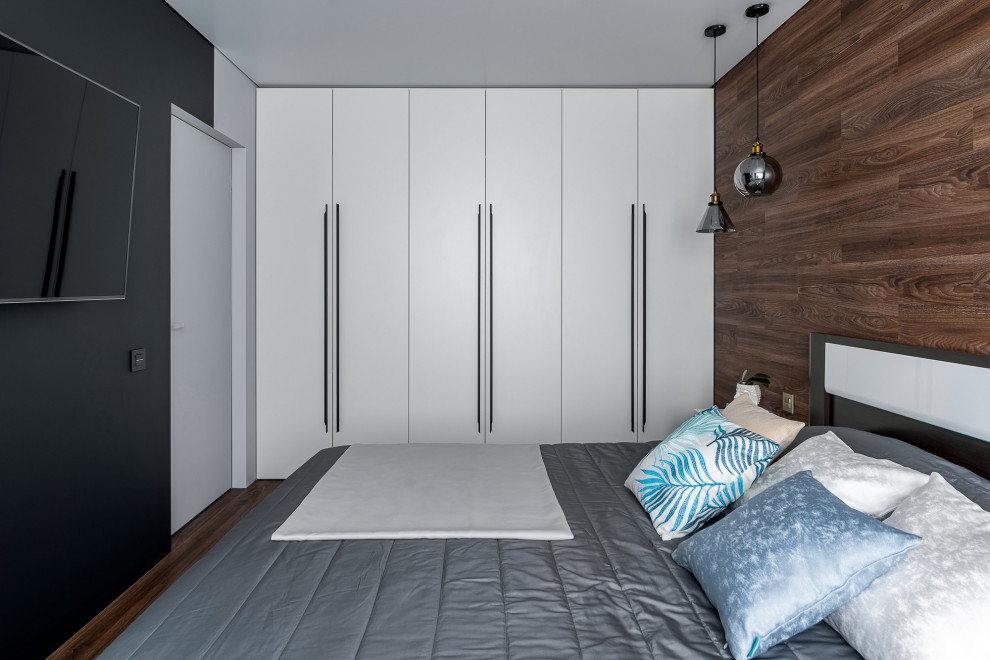 Ejemplo de dormitorio principal y blanco y madera actual de tamaño medio con paredes grises, suelo vinílico, suelo marrón y boiserie