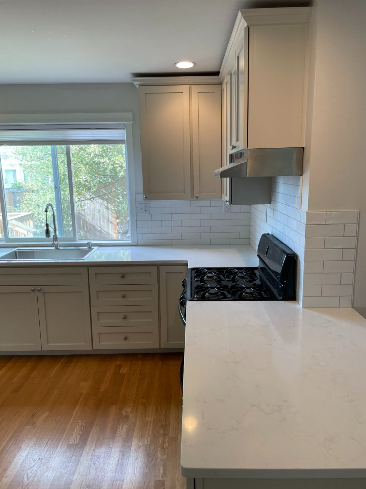 Transitional kitchen photo in Seattle