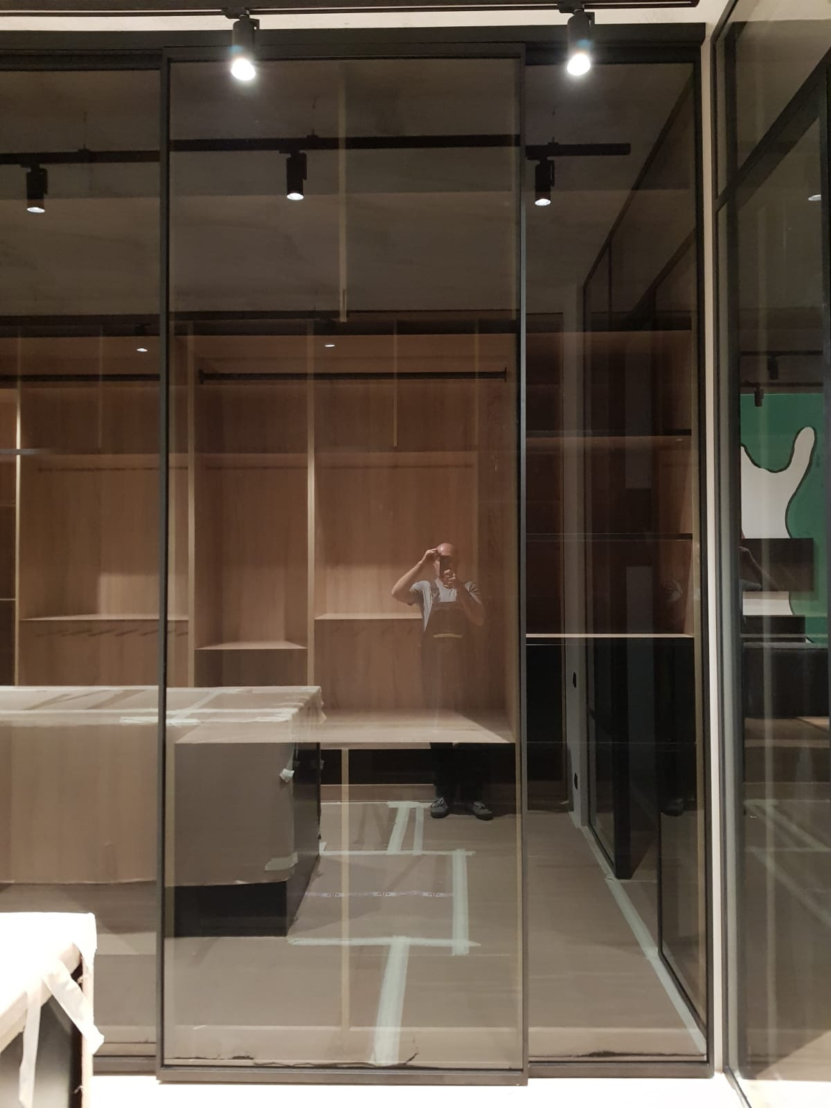 Раздвижная стеклянная перегородка в гардеробную