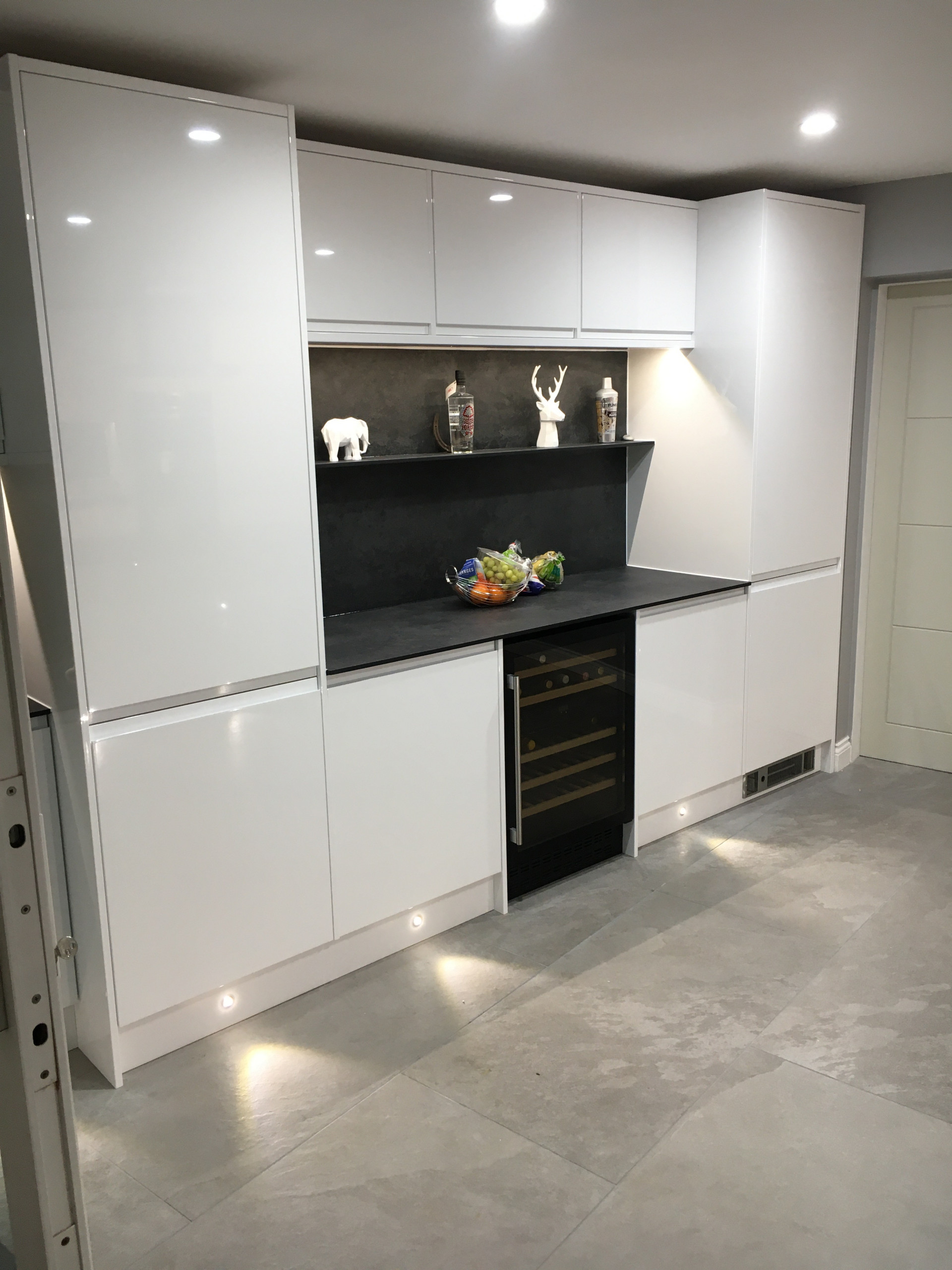 J pull handle Kitchen with compact laminate and porcelain floor tiles