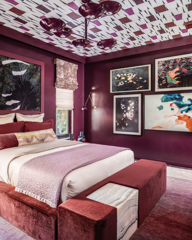 Inspiration pour une chambre minimaliste de taille moyenne avec un mur violet et aucune cheminée.