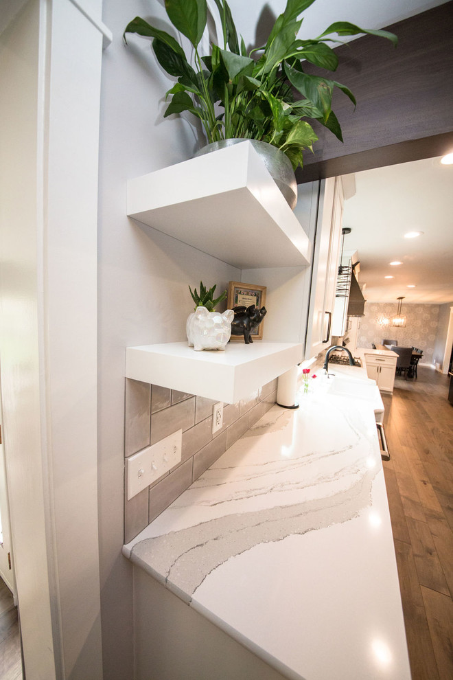 Kitchen - transitional kitchen idea in Omaha