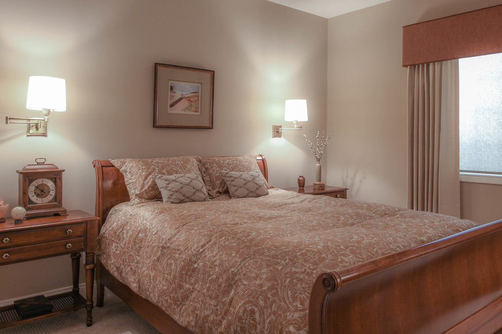 Inspiration for a small transitional guest bedroom in Indianapolis with beige walls, carpet and no fireplace.