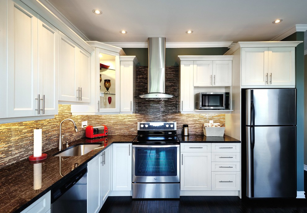 Mid-sized transitional l-shaped dark wood floor eat-in kitchen photo in Ottawa with a single-bowl sink, shaker cabinets, white cabinets, granite countertops, brown backsplash, glass sheet backsplash, stainless steel appliances and no island