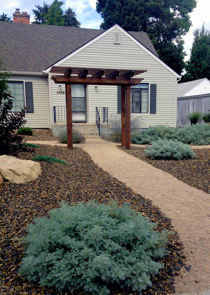 Inspiration for a mid-sized contemporary front yard full sun xeriscape for winter in Boise with gravel.