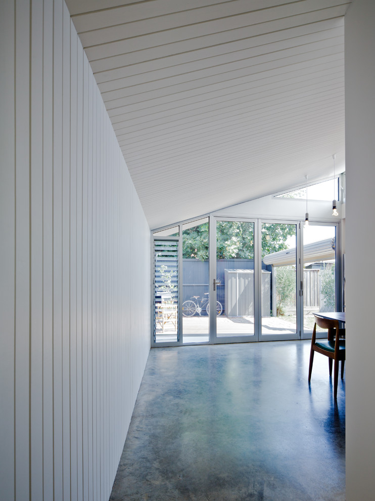 This is an example of a contemporary living room in Melbourne.