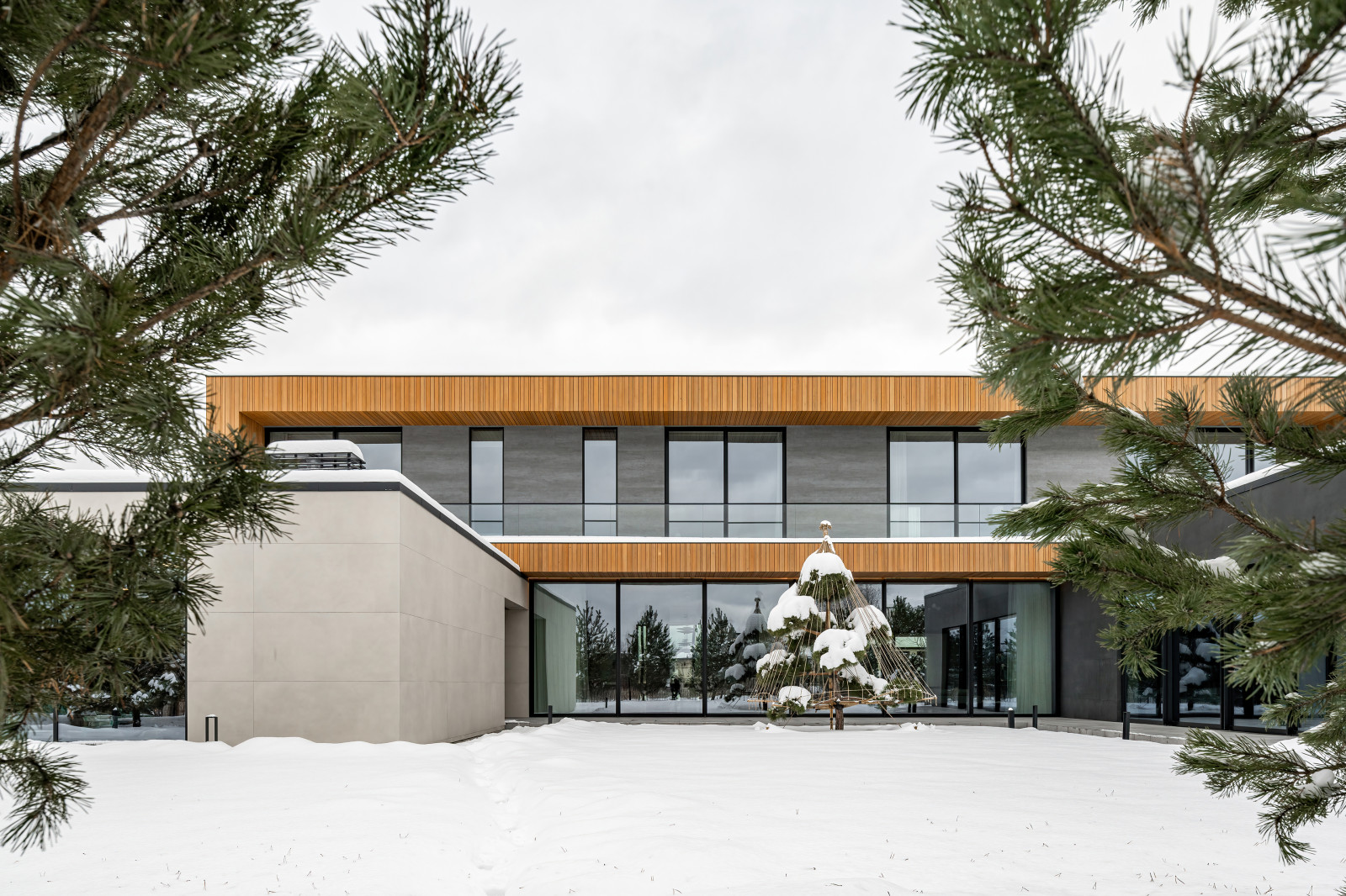 Двухэтажный загородный дом в современном стиле с глиняными акцентами