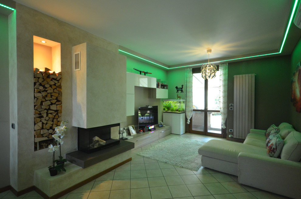 Esempio di un piccolo soggiorno boho chic con pareti beige, pavimento in gres porcellanato, TV a parete e pavimento beige