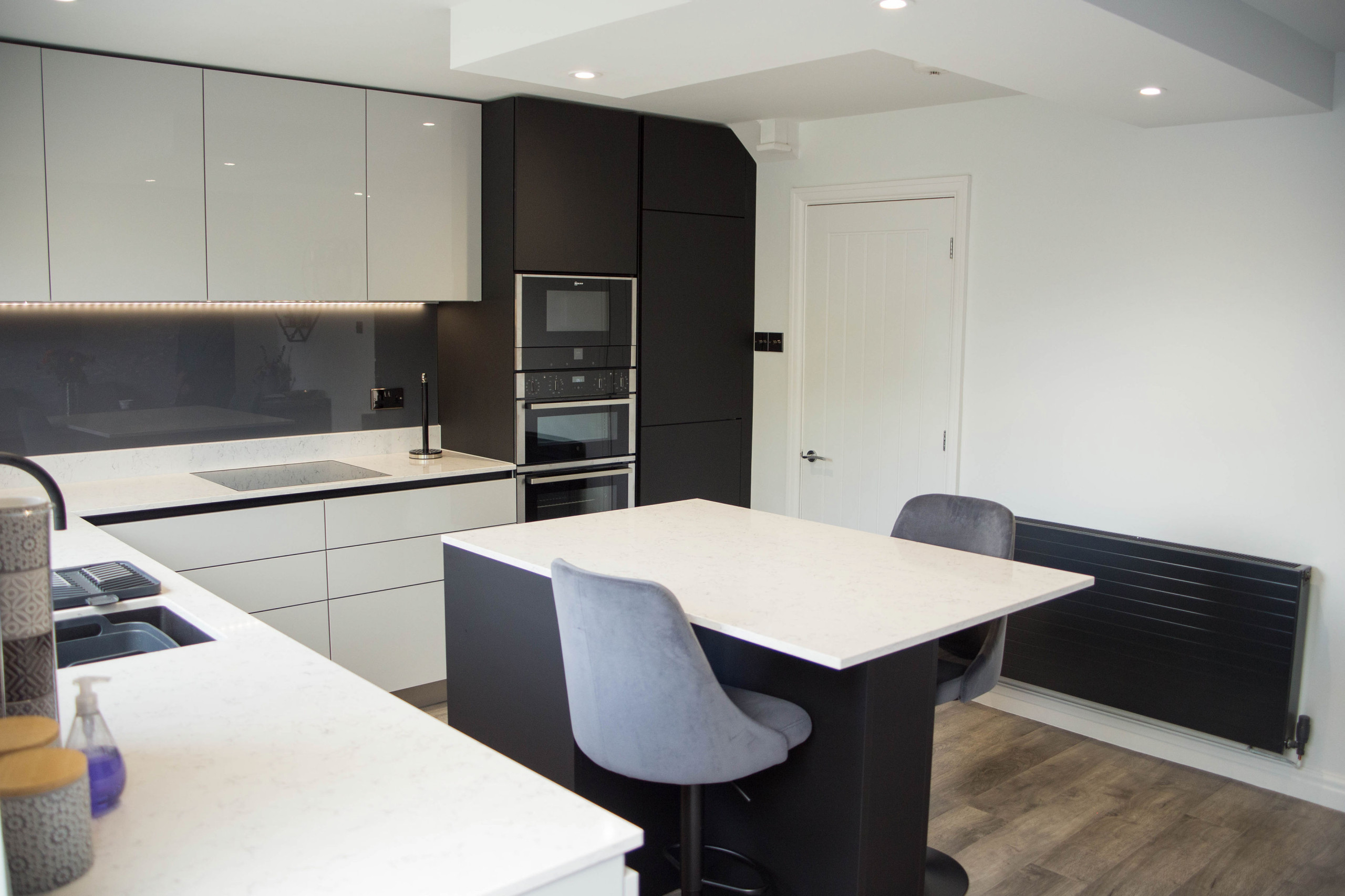 Ultra Matte Carbon and High Gloss Mist Handleless Kitchen