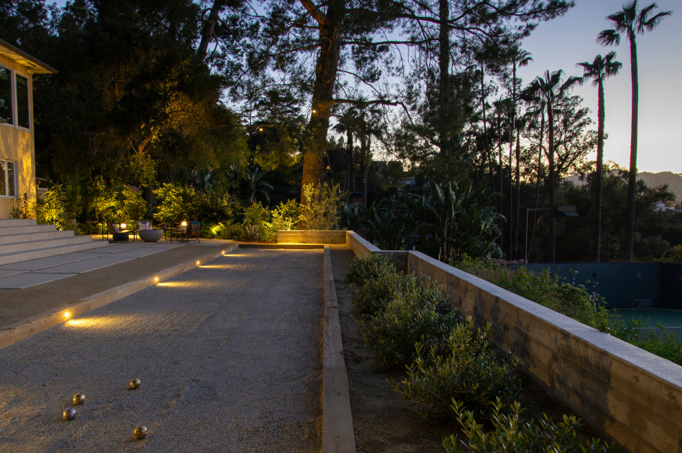 Esempio di un grande giardino xeriscape moderno esposto a mezz'ombra dietro casa con graniglia di granito