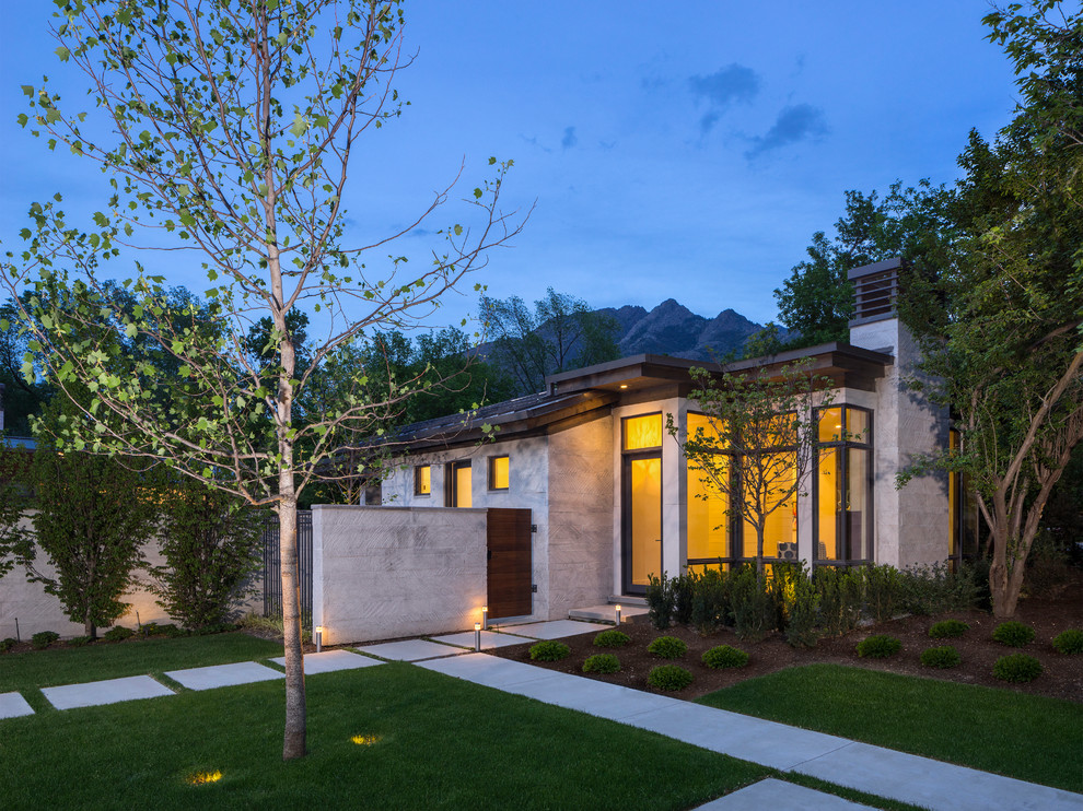 Large contemporary courtyard garden in Salt Lake City with with a gate.