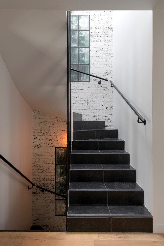 Gerade, Mittelgroße Industrial Treppe mit gefliesten Treppenstufen, gefliesten Setzstufen, Stahlgeländer und Tapetenwänden in Paris