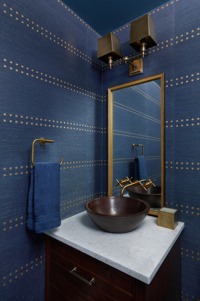 Пример оригинального дизайна: туалет в стиле неоклассика (современная классика) с фасадами с утопленной филенкой, темными деревянными фасадами, настольной раковиной, мраморной столешницей, встроенной тумбой, обоями на стенах, синими стенами и белой столешницей