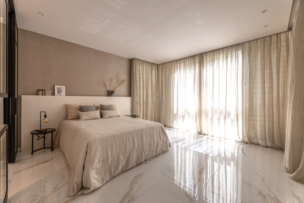 Idéer för stora vintage sovrum, med beige väggar, marmorgolv och beiget golv