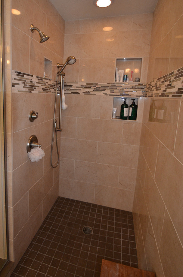 Inredning av ett klassiskt stort en-suite badrum, med luckor med infälld panel, skåp i mörkt trä, ett badkar i en alkov, en öppen dusch, beige kakel och gula väggar