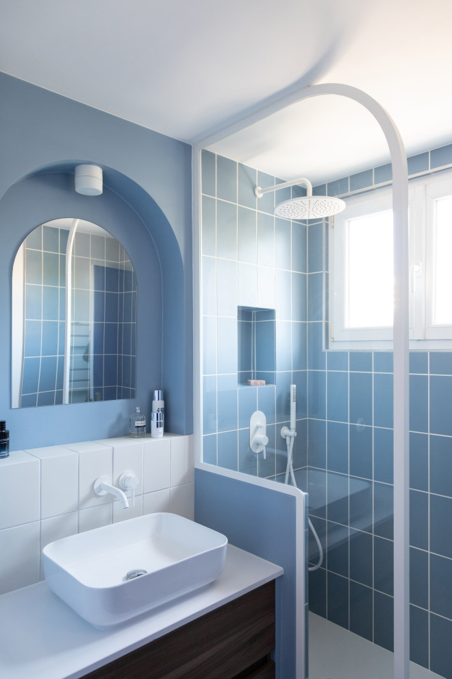 Cette photo montre une petite salle d'eau moderne avec un placard à porte affleurante, des portes de placard marrons, une douche ouverte, un carrelage bleu, un mur bleu, un lavabo posé, un plan de toilette en quartz, un plan de toilette blanc, meuble simple vasque et meuble-lavabo suspendu.