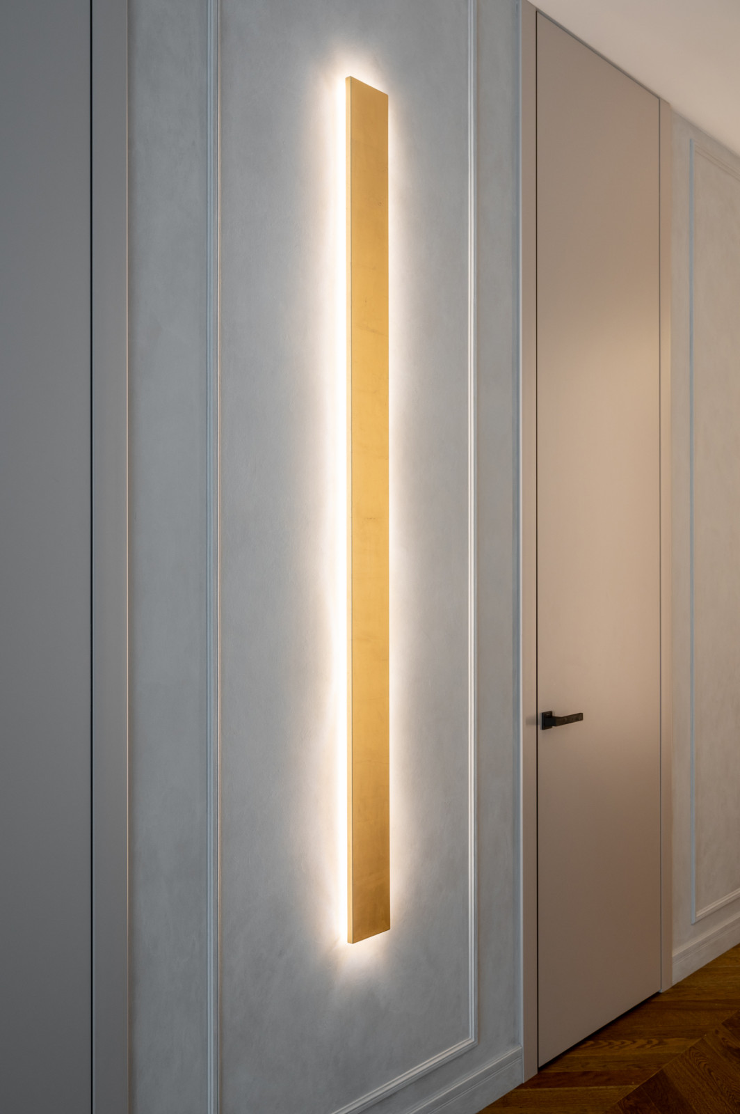 105 Садовые Кварталы. Бра в золотой потали.