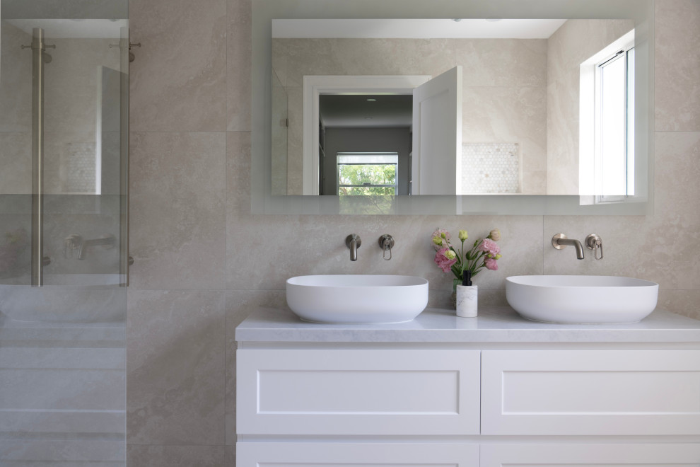 Photo of a contemporary bathroom in Sydney.