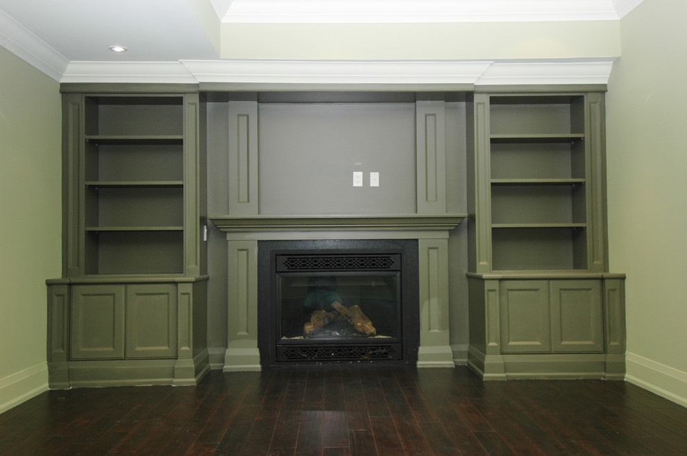 Example of a transitional home design design in Toronto