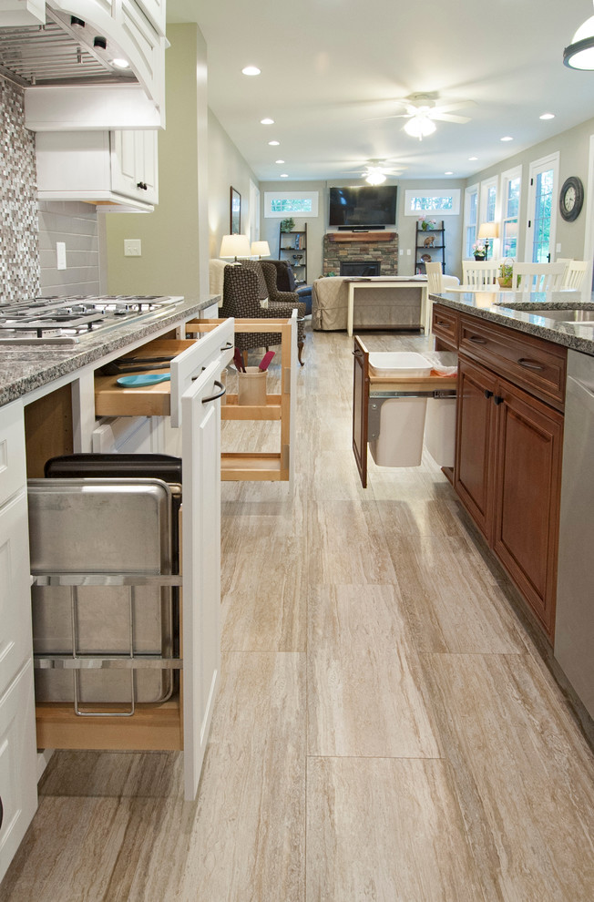 Inspiration for a transitional home design remodel in Columbus