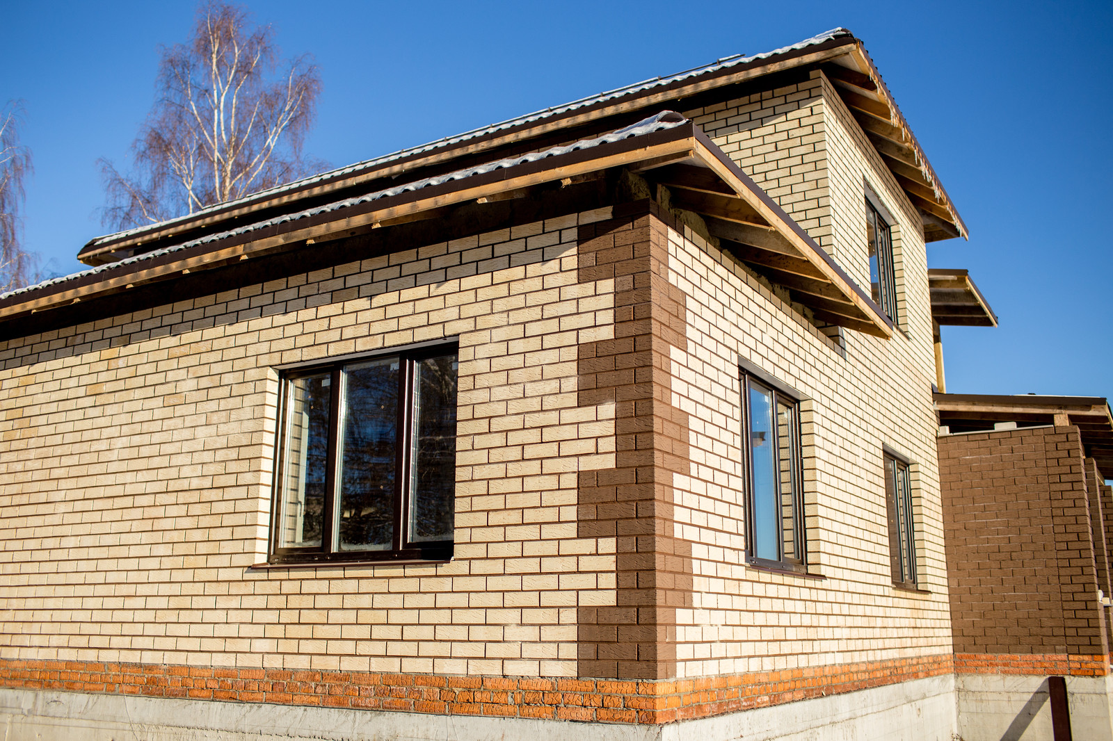 Шоколадно-коричневые пластиковые окна для загородного дома