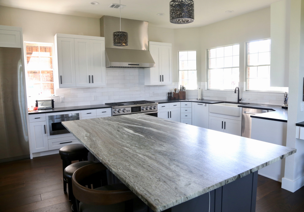 Kitchen - transitional kitchen idea in Austin