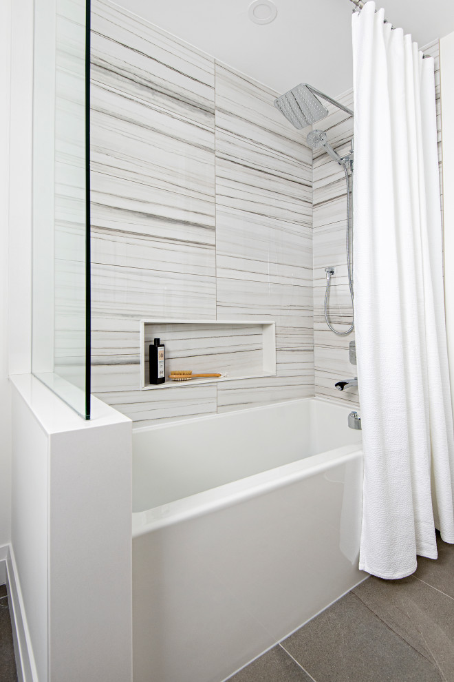 Источник вдохновения для домашнего уюта: ванная комната среднего размера в современном стиле с ванной в нише, душем над ванной, керамогранитной плиткой, полом из керамогранита и нишей