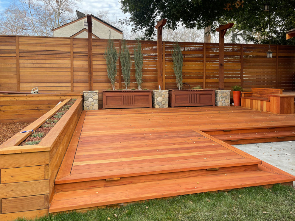 Outdoor Kitchen & Deck