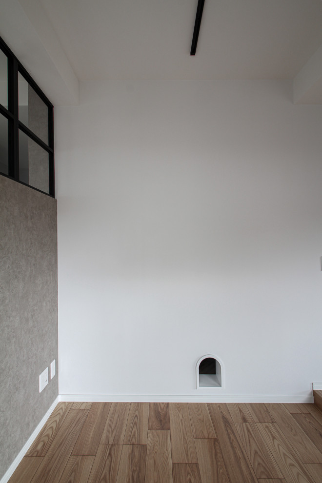 Ejemplo de salón abierto y blanco escandinavo de tamaño medio sin chimenea y televisor con paredes grises, suelo de madera en tonos medios, suelo beige, papel pintado y papel pintado
