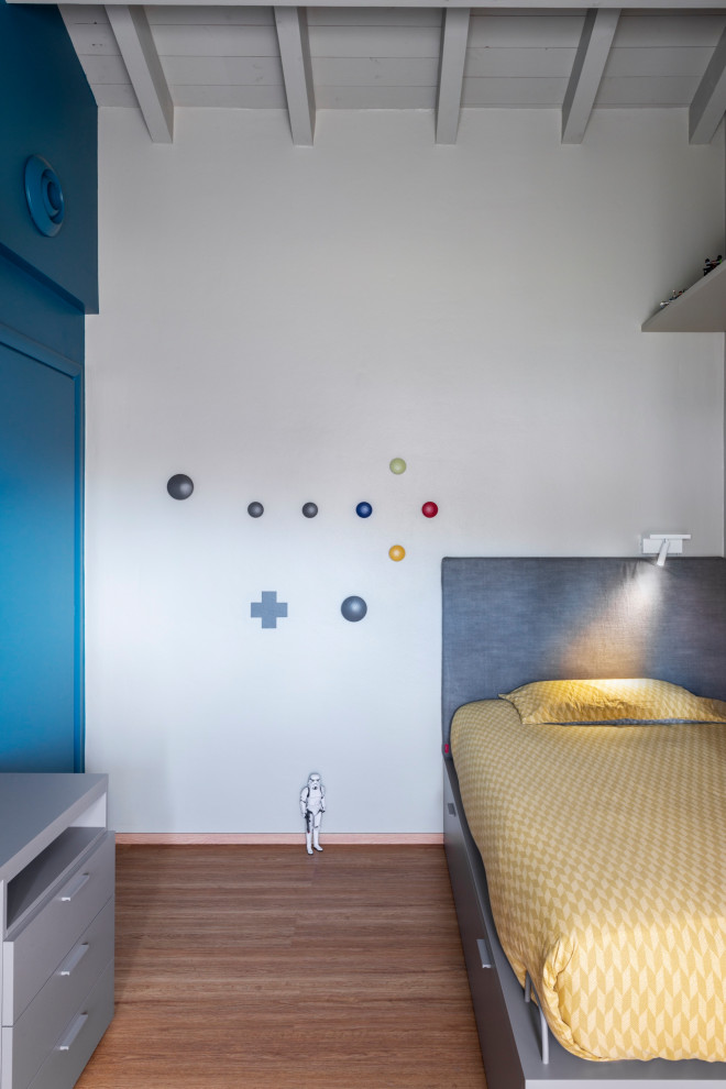 Esempio di una piccola e In mansarda camera da letto minimal con pareti blu, nessun camino, pavimento marrone e soffitto in legno