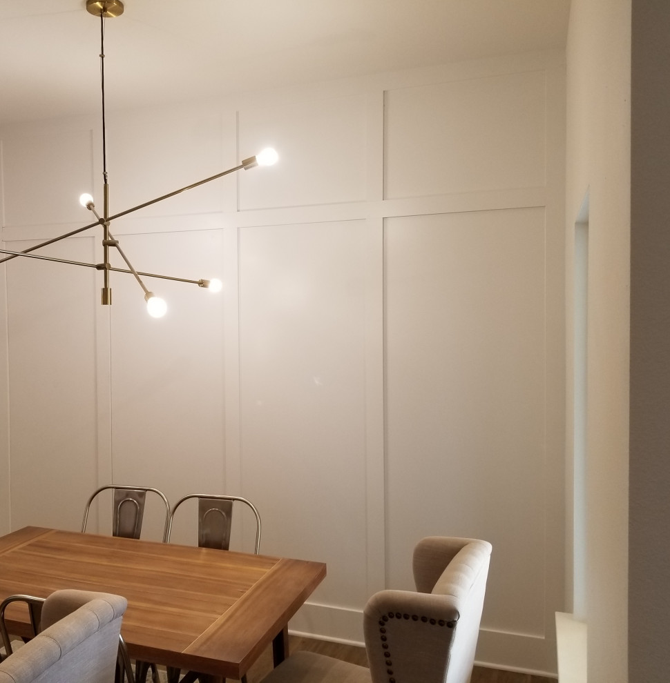 Example of a transitional home design design in Austin