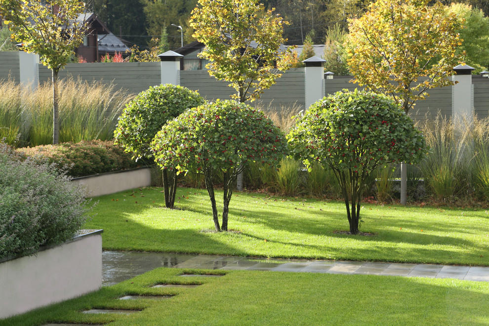 Пример оригинального дизайна: солнечный, осенний участок и сад среднего размера на внутреннем дворе с подпорной стенкой и хорошей освещенностью