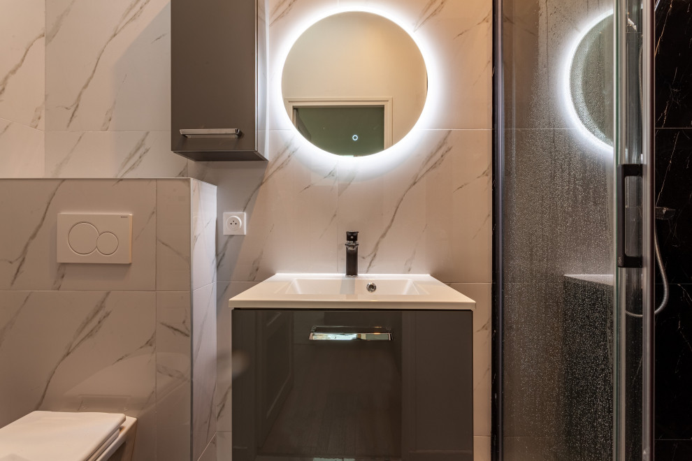 Cette photo montre une salle de bain tendance.