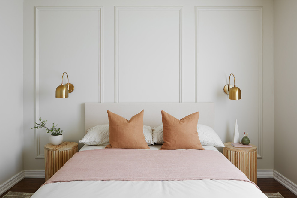 トロントにある広い北欧スタイルのおしゃれな客用寝室 (グレーの壁、ラミネートの床、茶色い床、パネル壁)