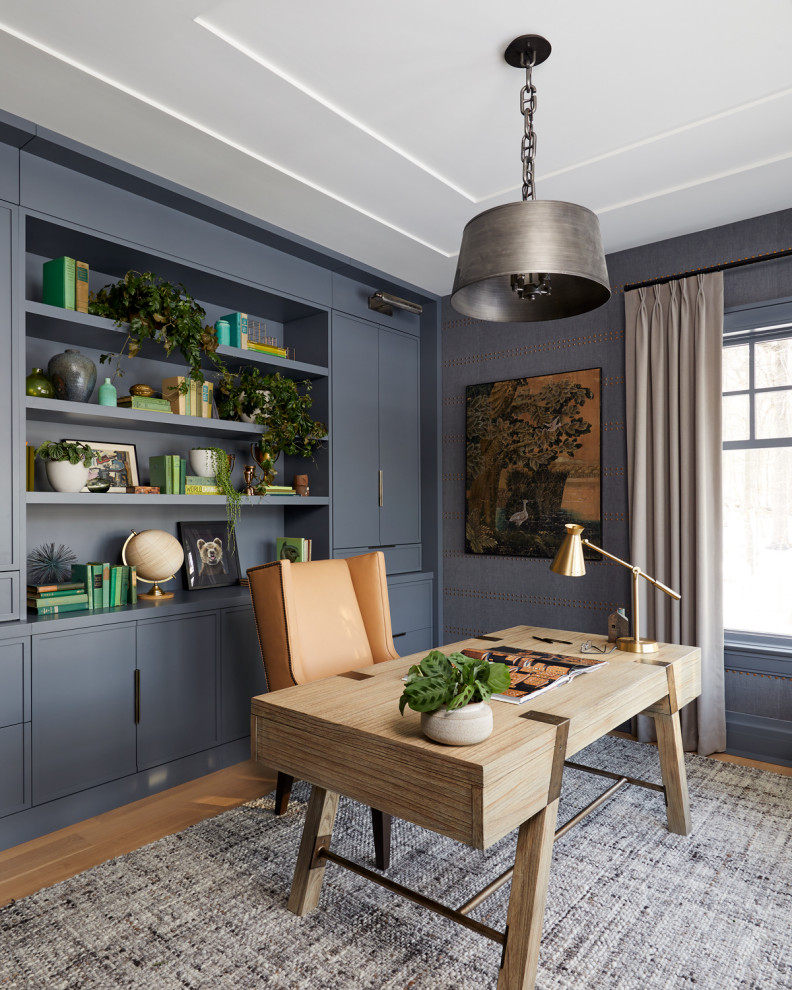 Idée de décoration pour un bureau tradition avec un mur bleu, un sol en bois brun, un bureau indépendant, un sol marron et du papier peint.
