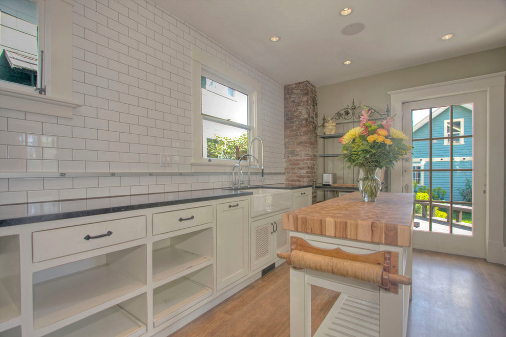 Inspiration for a mid-sized country kitchen in Seattle.