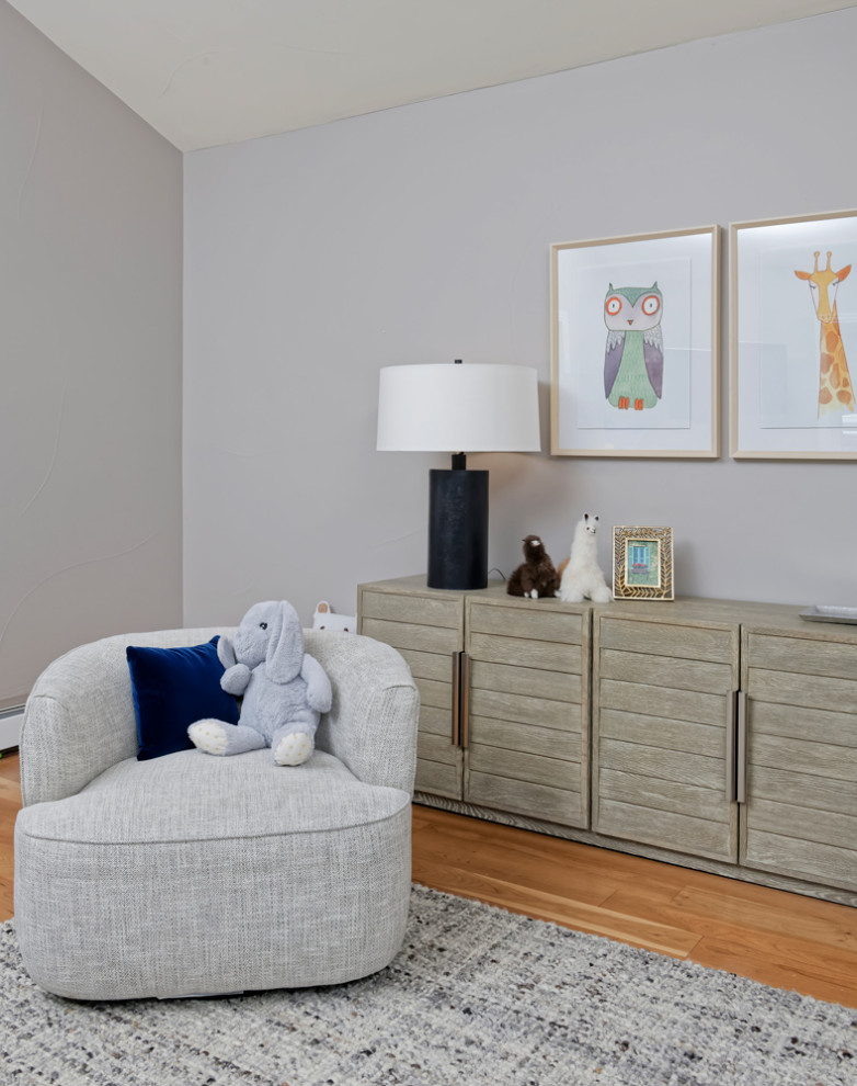 Réalisation d'une chambre parentale design de taille moyenne avec un mur beige, un sol en bois brun et aucune cheminée.