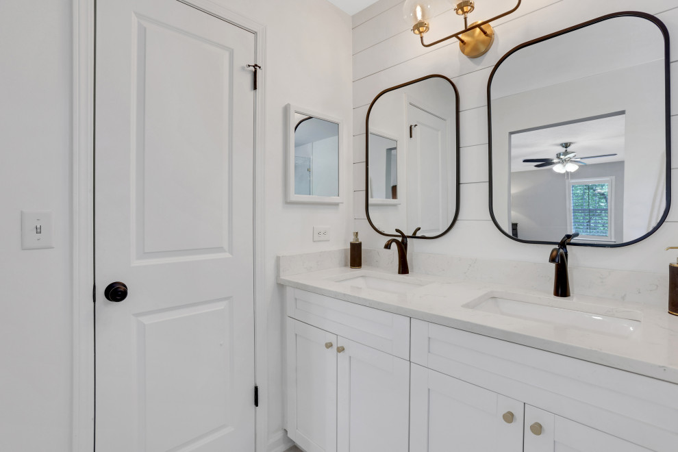 Transitional bathroom photo in Atlanta