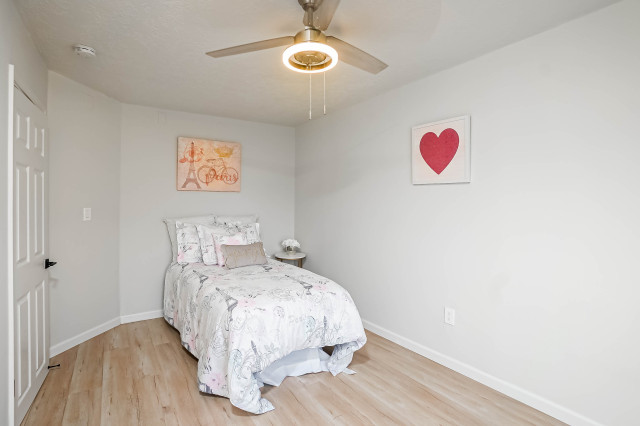 Charming Bungalow Remodeling moderno-camera-da-letto