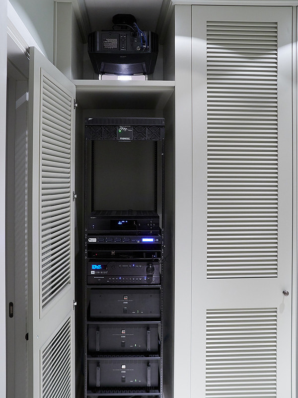 Synthesiрованный домашний кинотеатр для частного дома в клубном поселке, Москва