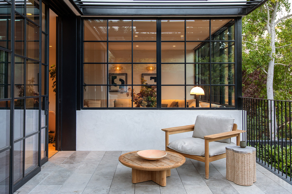 Réalisation d'une terrasse minimaliste avec une cour et une pergola.