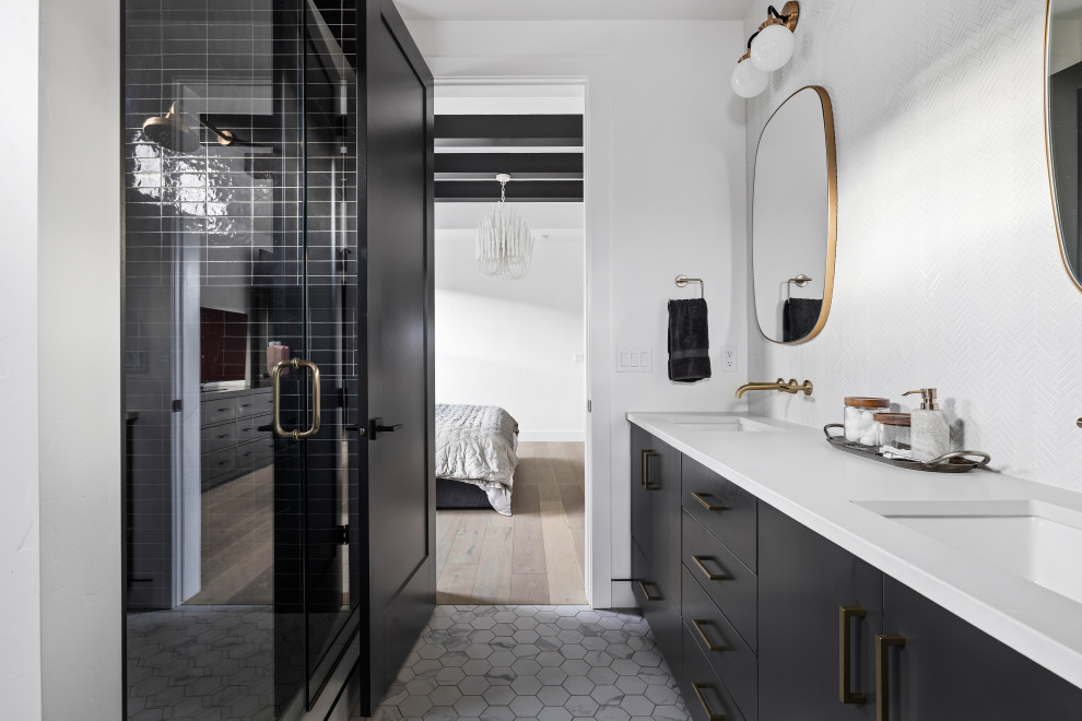 Foto de cuarto de baño escandinavo de tamaño medio con paredes blancas, suelo de madera clara, suelo beige y vigas vistas